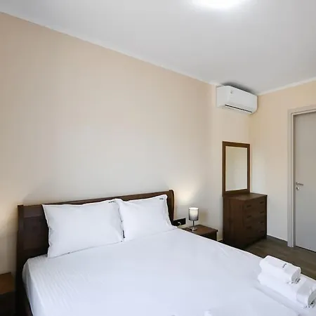 Small Halipoma Laertes Into Town Close Villa Lefkáda